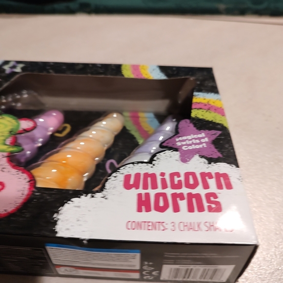 Create magical sidewalk art with the use of these unicorn horn swirl chalk stick - Picture 1 of 12